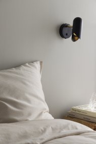 Savoy 15cm Zwart leeslamp Van Globen Lighting - De grafisch vormgegeven kap geeft de lamp een moderne uitstraling en verspreidt het licht op een aangename manier, perfect naast het bed, in de hoek van de kamer of als accentverlichting.