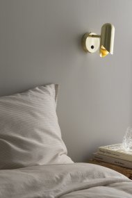 Savoy 15cm Messing leeslamp Van Globen Lighting - De grafisch vormgegeven kap geeft de lamp een moderne uitstraling en verspreidt het licht op een aangename manier, perfect naast het bed, in de hoek van de kamer of als accentverlichting.