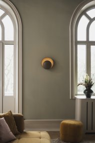 Orbit Ø30 Bruin Van Globen Lighting - De Orbit wandlamp cre&euml;ert een prachtig, subtiel indirect licht met zijn twee metalen kappen die de lichtbron elegant in het midden verbergen.