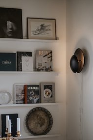 Orbit Ø30 Zwart wandlamp Van Globen Lighting - Orbit is gemaakt van metaal en creëert een zacht licht dankzij de lichtbron die tussen de kappen verborgen zit.