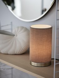 Dora 25cm Beige tafellamp Van PR Home - Het laminaat op de achterkant van het scherm is gemaakt van polystyreenplastic.