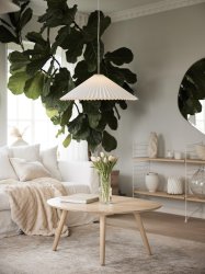 Dora Ø60 Wit hanglamp Van PR Home - De lamp is voorzien van 1 E27 fitting, voorbereid voor een ongeaarde aansluiting en haakophanging aan een bestaande plafondfitting.