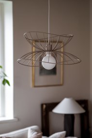 Ray Ø45 Beige hanglamp Van Globen Lighting - De twee lampenkappen kunnen op verschillende manieren worden geplaatst: boven elkaar of in elkaar gemonteerd voor een lagere hanglamp.