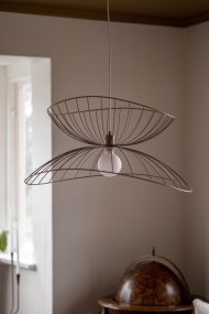 Ray Ø70 Beige hanglamp Van Globen Lighting - De twee lampenkappen kunnen op verschillende manieren worden geplaatst: boven elkaar of in elkaar gemonteerd voor een lagere hanglamp.