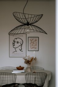 Ray Ø70 Zwart hanglamp Van Globen Lighting - De twee lampenkappen kunnen op verschillende manieren worden geplaatst: boven elkaar of in elkaar gemonteerd voor een lagere hanglamp.