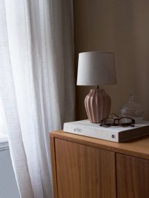 Lyon 32cm Roze tafellamp Van PR Home - De geribbelde keramische voet in een mooie roze tint geeft de lamp een tijdloze en romantische uitstraling, terwijl de gedempte kleuren elegantie en diepte toevoegen zonder de ruimte te overheersen.