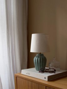 Lyon 32cm Turkoois tafellamp Van PR Home - De geribbelde keramische voet in een mooie turquoise tint geeft de lamp een tijdloze en romantische uitstraling, terwijl de gedempte kleuren elegantie en diepte toevoegen zonder de ruimte te overheersen.