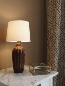 Lyon 40cm Bruin tafellamp Van PR Home - De geribbelde keramische voet in een warme bruine tint geeft de lamp een tijdloze en romantische uitstraling, terwijl de gedempte kleuren elegantie en diepte toevoegen zonder de ruimte te overheersen.