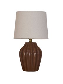 Lyon 32cm Bruin tafellamp Van PR Home - De geribbelde keramische voet in een warme bruine tint geeft de lamp een tijdloze en romantische uitstraling, terwijl de gedempte kleuren elegantie en diepte toevoegen zonder de ruimte te overheersen.