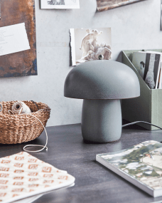 Moss 30cm Grijs tafellamp Van House Doctor - Deze tafellamp van House Doctor combineert de tijdloze aantrekkingskracht van gladde oppervlakken met de zachte, sponsachtige vorm en creëert zo een eigentijds design.
