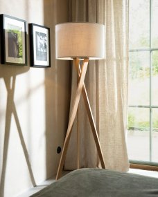 Vega Eiken/wit vloerlamp Van By Rydéns - Vega is een stijlvolle vloerlamp met een indrukwekkende hoogte van 160 cm en een frame van massief eikenhout.