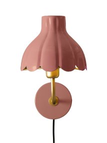Wells 35cm Donkerroze leeslamp Van PR Home - De goudkleurige binnenkant reflecteert het licht op een warme en aangename manier en cre&euml;ert een uitnodigende sfeer in de kamer.