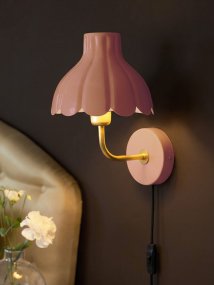 Wells 35cm Donkerroze leeslamp Van PR Home - De goudkleurige binnenkant reflecteert het licht op een warme en aangename manier en cre&euml;ert een uitnodigende sfeer in de kamer.