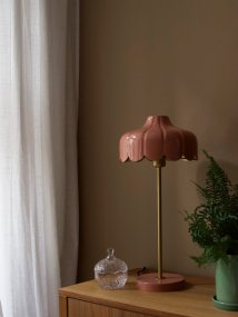 Wells 50cm Donkerroze tafellamp Van PR Home - De lamp is ge&iuml;nspireerd op een bloem en deze serie is verkrijgbaar in verschillende kleuren en modellen.