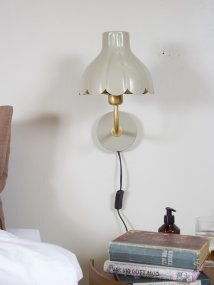 Wells 35cm Beige leeslamp Van PR Home - De goudkleurige binnenkant reflecteert het licht op een warme en aangename manier en cre&euml;ert een uitnodigende sfeer in de kamer.