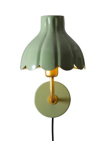 Wells 35cm Mosgroen leeslamp Van PR Home - De goudkleurige binnenkant reflecteert het licht op een warme en aangename manier en cre&euml;ert een uitnodigende sfeer in de kamer.