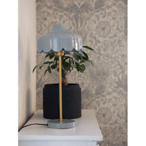 Wells 50cm Blauw tafellamp Van PR Home - De lamp is geïnspireerd op een bloem en is verkrijgbaar in verschillende kleuren en modellen.