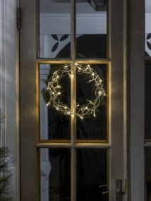 LED-krans Ø30 Zilver Van Konstsmide - Met een diameter van 30 cm is de slinger een prachtige decoratie om voor het raam of aan de muur te hangen, perfect om extra gezelligheid te cre&euml;ren tijdens de donkere maanden van het jaar.