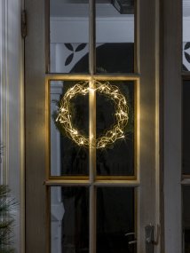 LED-krans Ø30 Goud Van Konstsmide - Met een diameter van 30 cm is de slinger een prachtige decoratie om voor het raam of aan de muur te hangen, perfect om extra gezelligheid te cre&euml;ren tijdens de donkere maanden van het jaar.