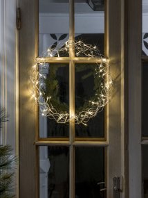 LED-krans Ø45 Zilver Van Konstsmide - Met een diameter van 45 cm is de slinger een prachtige decoratie om voor het raam of aan de muur te hangen, perfect om extra gezelligheid te cre&euml;ren tijdens de donkere maanden van het jaar.