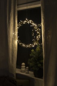 LED-krans Ø45 Goud Van Konstsmide - Met een diameter van 45 cm is de slinger een prachtige decoratie om voor het raam of aan de muur te hangen, perfect om extra gezelligheid te cre&euml;ren tijdens de donkere maanden van het jaar.