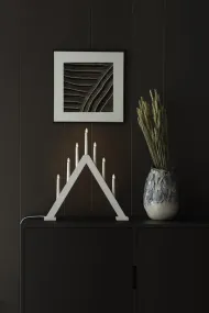 Candelabra 7 Lights Wit Van Konstsmide - De klassieke driehoekige vorm met zeven kaarsen cre&euml;ert een warme en sfeervolle gloed die de Adventstijd versterkt.