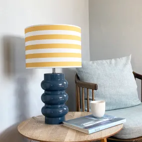 Lyon 56cm Blauw tafellamp Van Superliving - Met een opvallend blauw design, een keramische basis en een gestreepte lampenkap in geel en wit combineert Lyon een moderne stijl met een retrogevoel.