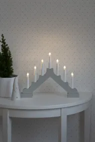 Candelabra 7 Lights Grijs Van Konstsmide - Cre&euml;er een sfeervolle kerst met deze op batterijen werkende adventskaarsenhouder van matgrijs hout.