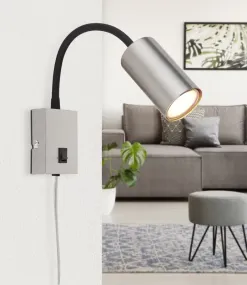 Robby Nikkel leeslamp Van Globo Lighting - Robby &auml;r en klassisk, kompakt v&auml;gglampa tillverkad i svart plast och matt nickelmetall, vilket ger en stilren och modern look.