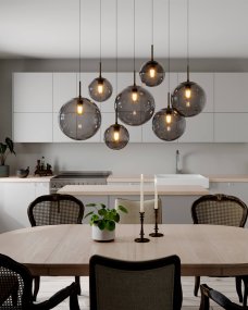 Laura 86cm Rookgrijs hanglamp Van By Rydéns - Met Laura krijgt u niet alleen een lichtbron, maar ook een designstatement dat de sfeer van de hele kamer verbetert.