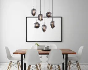 Blacky 80cm Zwart hanglamp Van Globo Lighting - Lampan &auml;r tillverkad av svart metall och best&aring;r av sex r&ouml;kf&auml;rgade glasglober i olika former, var och en upph&auml;ngda i svarta kablar fr&aring;n taket.