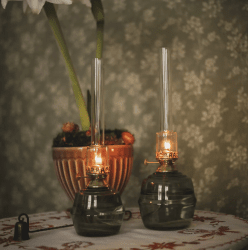 Kerosene Lamp Majken Mid Groente Van Strömshaga - Branderbuizen van helder glas en branders van messing.