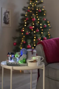 Mechanische Kerstdecoratie Met Skipiste Veelkleurig Van Konstsmide - Met vrolijke figuren, sneeuwballengevechten, slee&euml;n en een iglo verspreidt het een winteravontuur vol beweging, 8 felle LED-lampjes en 8 sfeervolle kerstliedjes.