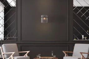 Gorley 26cm Rookkleurig wandlamp Van Globo Lighting - Gorley &auml;r en elegant och sofistikerad v&auml;gglampa med en imponerande arkitektonisk design.