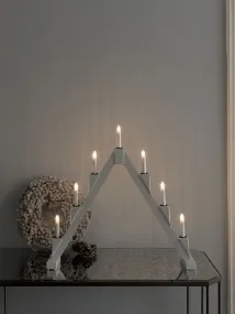 Candelabra 7 Lights Grijs Van Konstsmide - Opvouwbare elektrische kandelaar met 7 kaarsen, gemaakt van grijs geverfd hout, versierd met zwarte ringen rond elke kaars voor een elegante toets.
