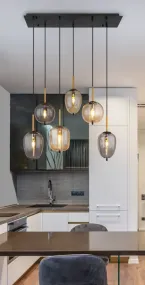 Blacky 80cm Amber hanglamp Van Globo Lighting - De sex r&ouml;k- och amberf&auml;rgade glasgloberna i olika former h&auml;nger fr&aring;n en svart, rektangul&auml;r takplatta och kan justeras upp till 120 cm fr&aring;n taket.