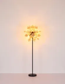 Udo Amber vloerlamp Van Globo Lighting - Ge ditt hem en modern och extravagant touch med Udo golvlampa &ndash; en perfekt kombination av design, funktion och atmosf&auml;riskt ljus.