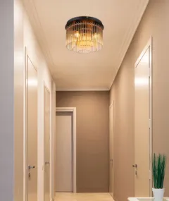 Gorley Ø32 Amber plafondlamp Van Globo Lighting - Dess design imponerar med en stilfull kombination av mattsvart metall och dekorativa stavar i klart och amberf&auml;rgat glas.