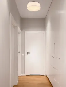 Ava Ø44 Wit plafondlamp Van Globo Lighting - Den vackra sk&auml;rmen kl&auml;dd i vackert sandf&auml;rgat textil, vilket g&ouml;r lampan l&auml;tt att kombinera med olika inredningsstilar.
