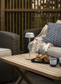 Menton 30cm Grijs Draagbare Van Konstsmide - De lamp is voorzien van een touchdimmer waarmee u de helderheid en kleurtemperatuur kunt aanpassen van warmgeel licht tot warmwit licht.