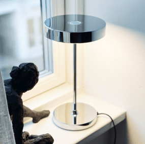 Starlight 25cm Chroom tafellamp Van Dyberg Larsen - Med inbyggd LED och tre ljusstyrkor, som dimras med 3-stegsdimmern p&aring; lamphuvudet, anpassar den sig enkelt efter olika behov &ndash; fr&aring;n st&auml;mningsfullt sken till fokuserat ljus.