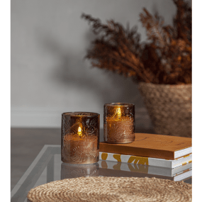 LED Kaars Flamme Leaf Bruin Van Star Trading - Flamme Leaf is een op batterijen werkende glazen lantaarn van bruin glas met een bladpatroon in reliëf rond een witte kaars van was.