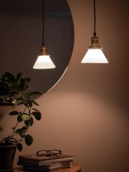 August Ø15 Wit raamlamp Van PR Home - Lampenkap van opaalglas en lamphouder van metaal in de kleur geborsteld messing.
