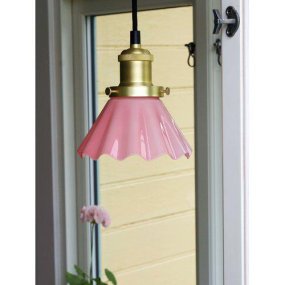 August Ø15 Roze raamlamp Van PR Home - De August hanglamp is een klassieke, kleine schoenmakerslamp met een golvende lampenkap in een roze tint en een metalen kap met een messing afwerking.
