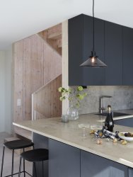 August Ø25 Zwart raamlamp Van PR Home - De lamp wordt geleverd met een 3 meter lange, zwarte textielkabel, voorzien van een stekker en aan/uit-schakelaar.