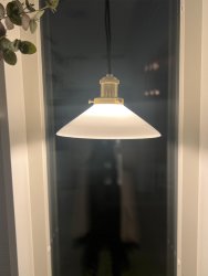 August Ø25 Wit raamlamp Van PR Home - Lampenkap van opaalwit glas en lamphouder van metaal in de kleur geborsteld messing.