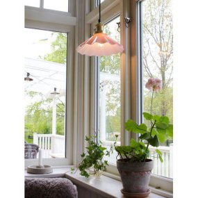 August Ø25 Roze raamlamp Van PR Home - De August hanglamp is een klassieke schoenmakerslamp met een golvende lampenkap in een roze tint en een metalen kap met een messing afwerking.
