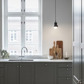 Down Ø15 Antraciet Van CO Bankeryd - Om ervoor te zorgen dat het design van de lamp optimaal tot zijn recht komt, adviseren wij om een bolvormige lichtbron met een diameter van 95 cm te kiezen.