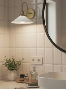 August 38cm Messing/wit badkamerlamp Van PR Home - Deze schoenmakerslamp is speciaal ontworpen voor badkamers en heeft een elegante glazen kap met een diameter van 25 cm, die het licht zacht en gelijkmatig verspreidt.