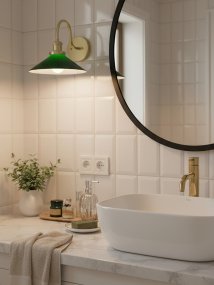 August 38cm Messing/groen badkamerlamp Van PR Home - Deze schoenmakerslamp is speciaal ontworpen voor badkamers en heeft een elegante glazen kap met een diameter van 25 cm, die het licht zacht en gelijkmatig verspreidt.